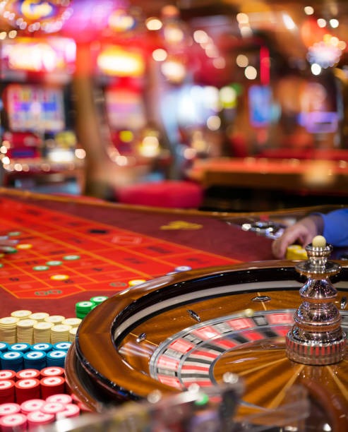 Live dealer rolling three dice in a transparent cage at a kuy 4d Lightning Dice table
